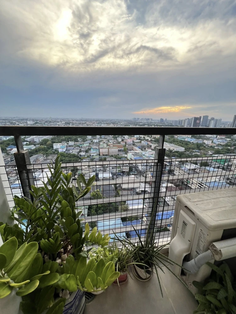 For rent: Bangkok Horizon Ratchada-Thaphra, private balcony, panoramic city view, 27th floor, just bring your luggage and move in.