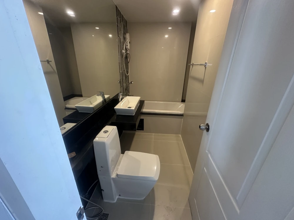 For rent: Bangkok Horizon Sathorn-Narathiwas. Ready to move in, fully furnished, high floor, unobstructed view overlooking Narathiwas Road. Book now b