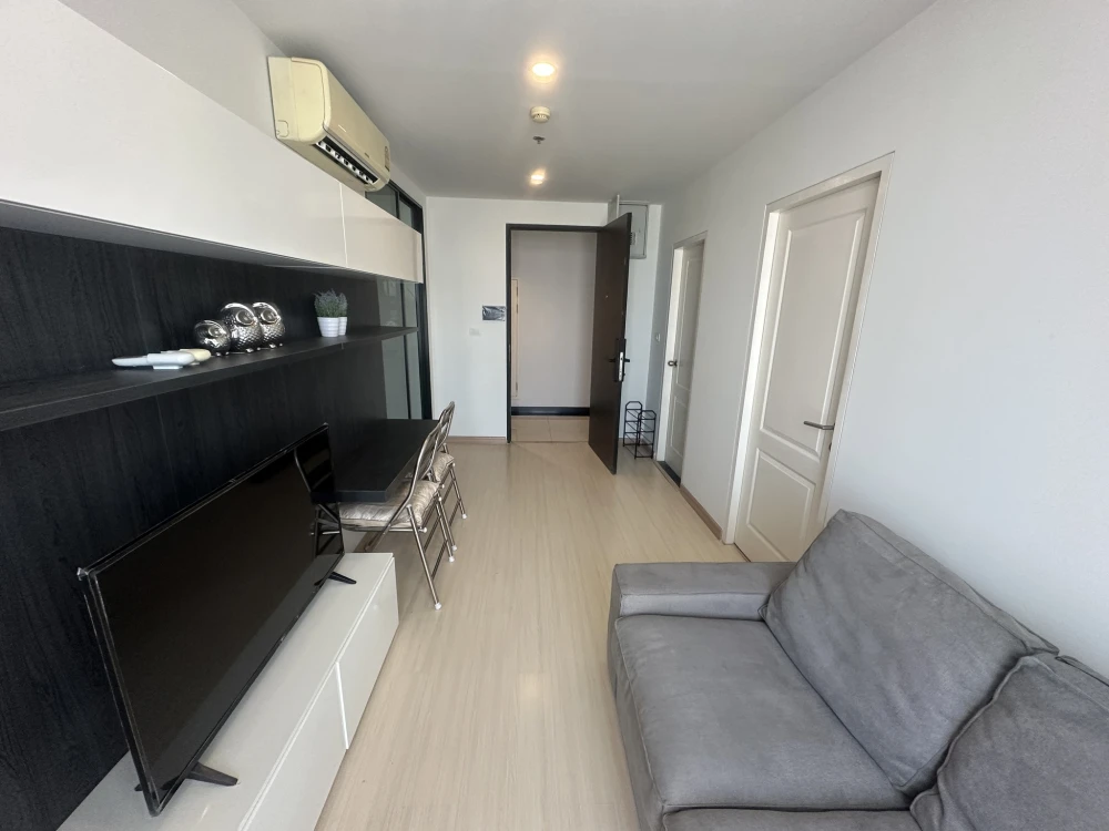 For rent: Bangkok Horizon Sathorn-Narathiwas. Ready to move in, fully furnished, high floor, unobstructed view overlooking Narathiwas Road. Book now b