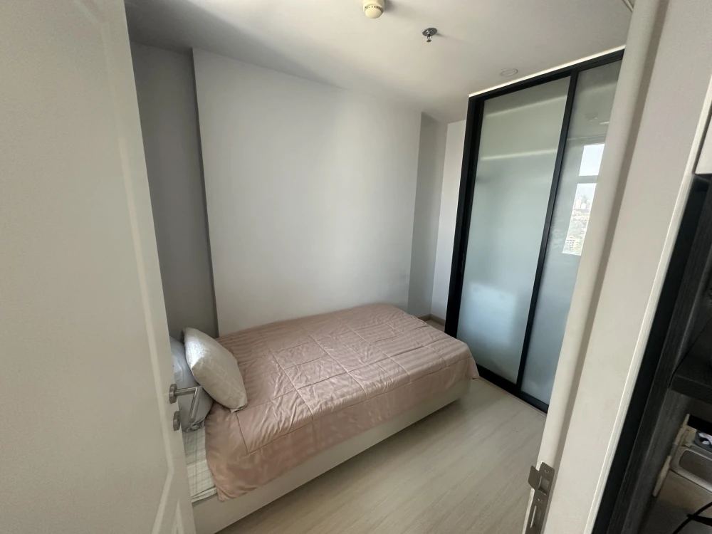 For rent: Bangkok Horizon Sathorn-Narathiwas. Ready to move in, fully furnished, high floor, unobstructed view overlooking Narathiwas Road. Book now b