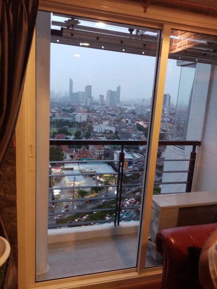 For rent: Bangkok Horizon Ratchada-Tha Phra. Very high floor unit, super cool loft style decoration. Don't miss out!