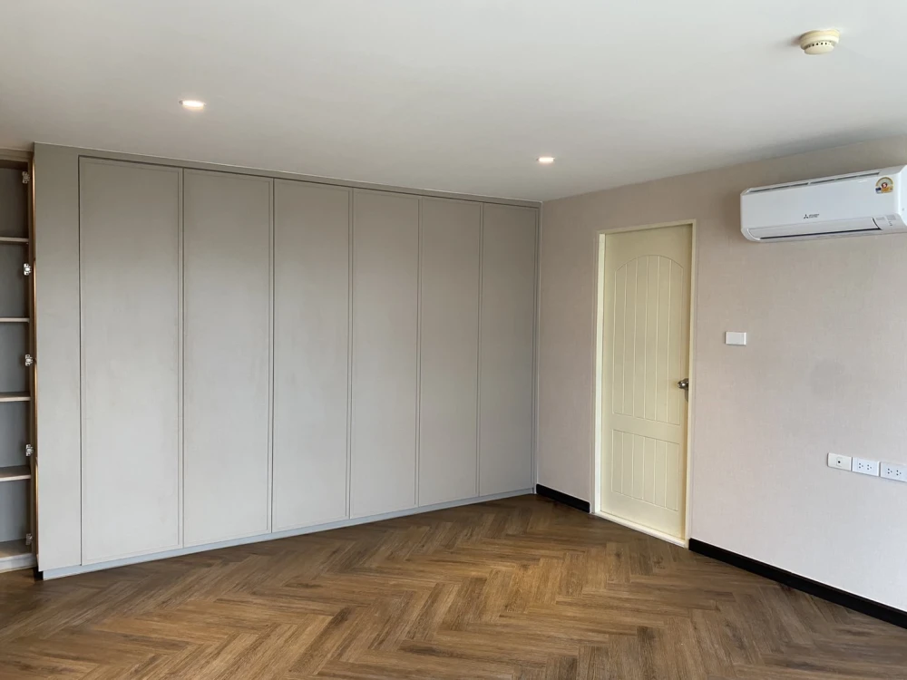 For rent Baxtor Phahon Yothin 14, spacious room, fully furnished, ready to move in, and has a wide balcony, can keep pets, hurry and book now.