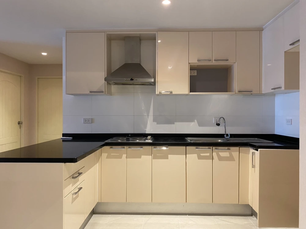 For rent Baxtor Phahon Yothin 14, spacious room, fully furnished, ready to move in, and has a wide balcony, can keep pets, hurry and book now.