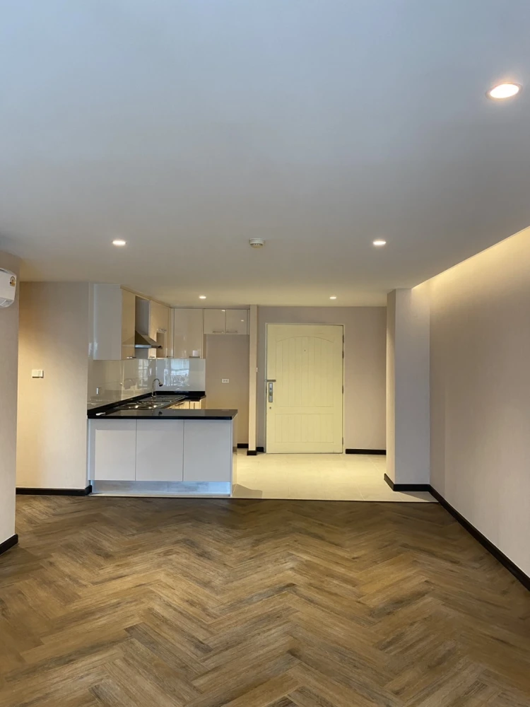 For rent Baxtor Phahon Yothin 14, spacious room, fully furnished, ready to move in, and has a wide balcony, can keep pets, hurry and book now.