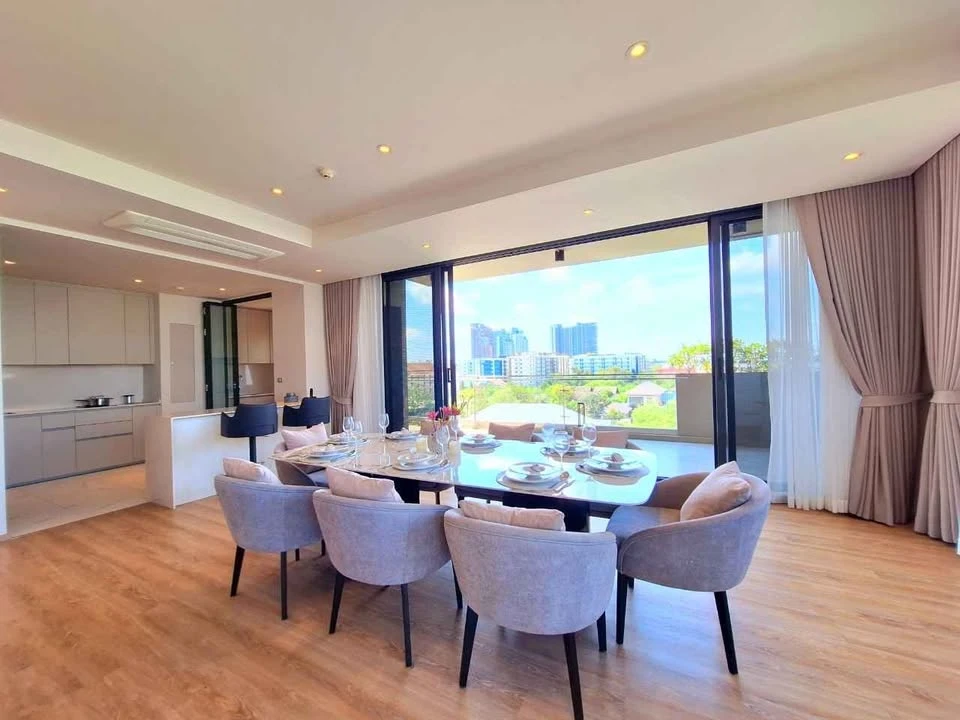 Bearing Residence for rent. Spacious room with plenty of usable space, fully furnished. Don't just look, book it!
