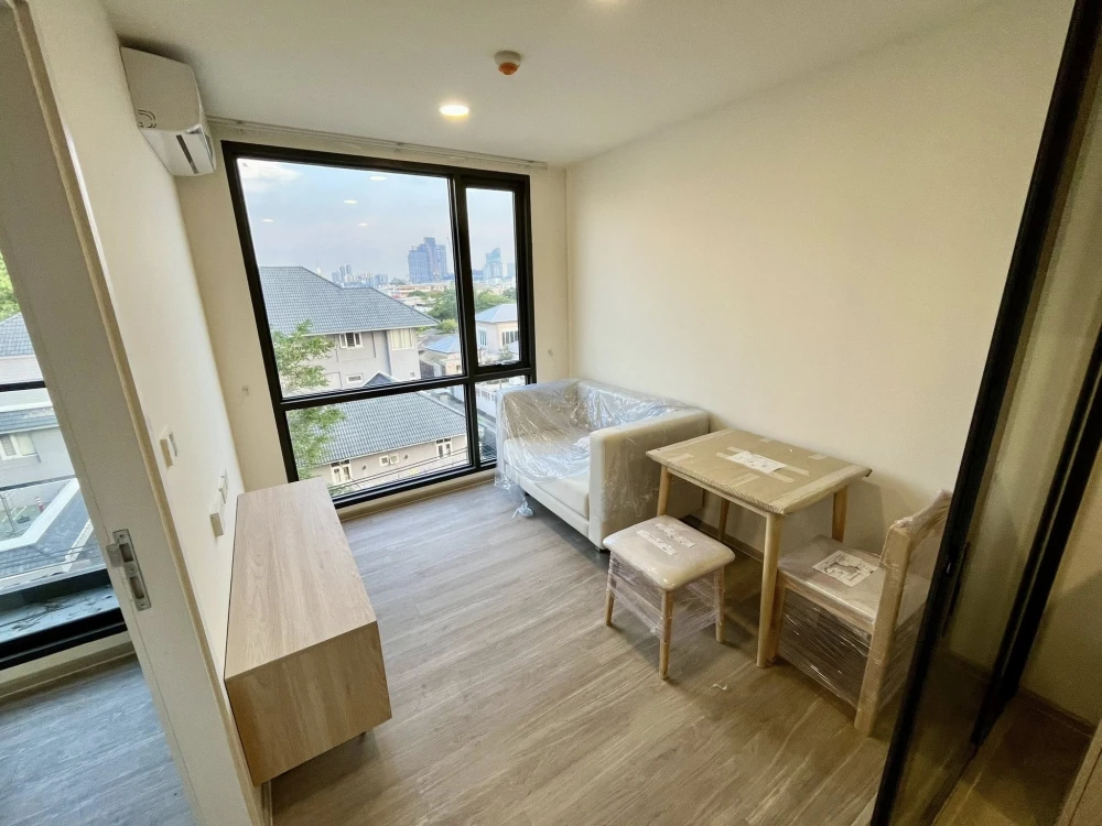 For rent: Beat Sukhumvit, 5th floor unit. Great location. Fully furnished with all appliances. Just bring your suitcase and move in!