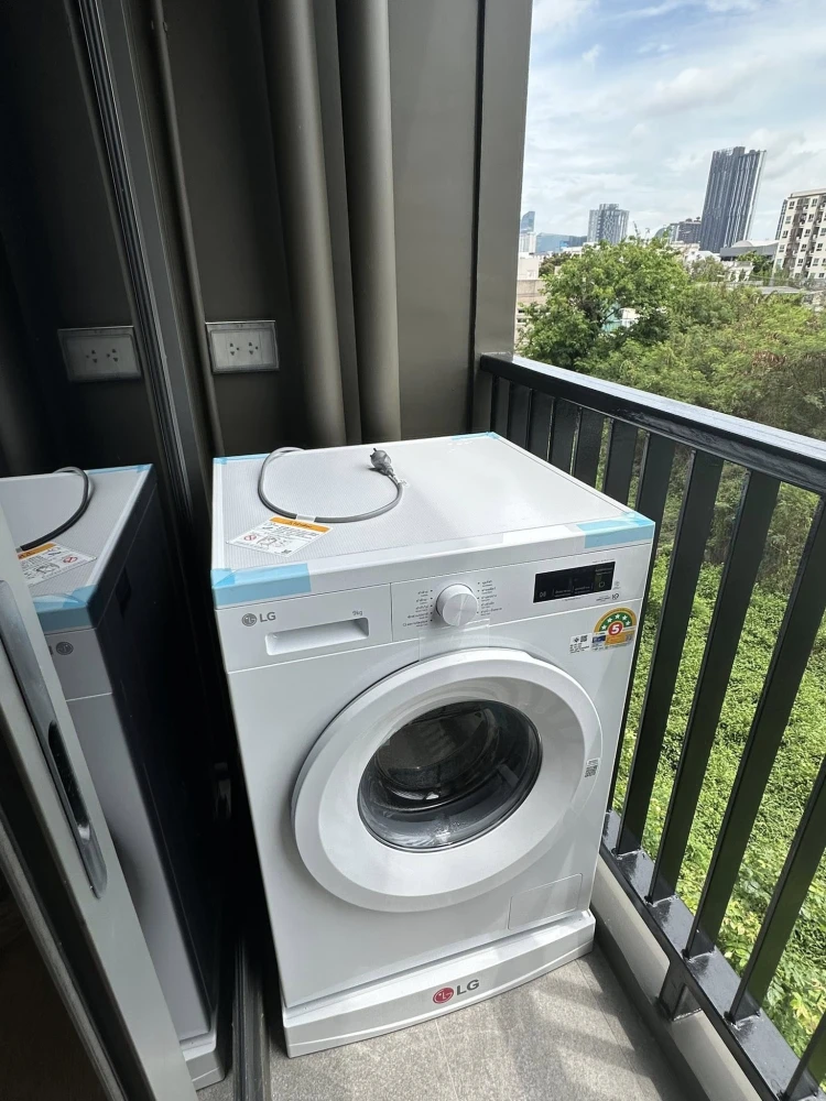 Beat Sukhumvit condo for rent. Beautifully decorated with built-in furniture throughout. Fully furnished. Book now!