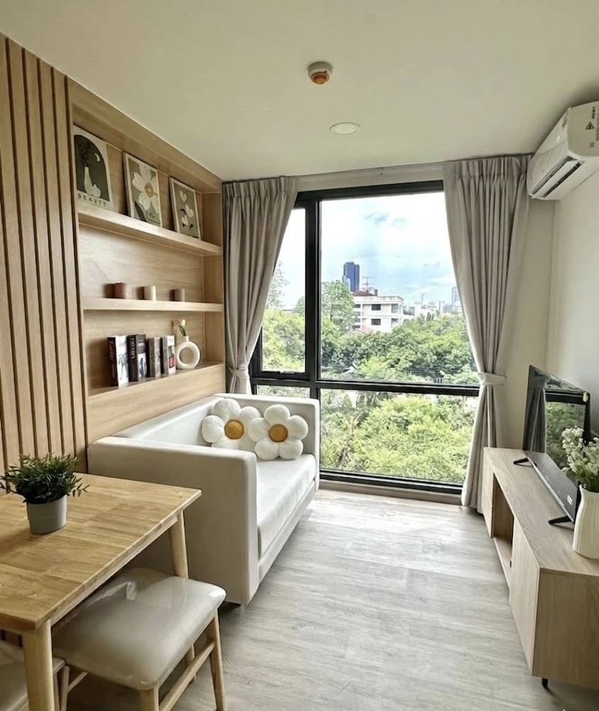 Beat Sukhumvit condo for rent. Beautifully decorated with built-in furniture throughout. Fully furnished. Book now!