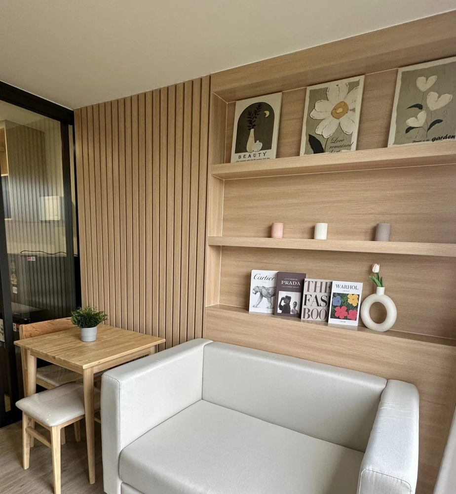 Beat Sukhumvit condo for rent. Beautifully decorated with built-in furniture throughout. Fully furnished. Book now!