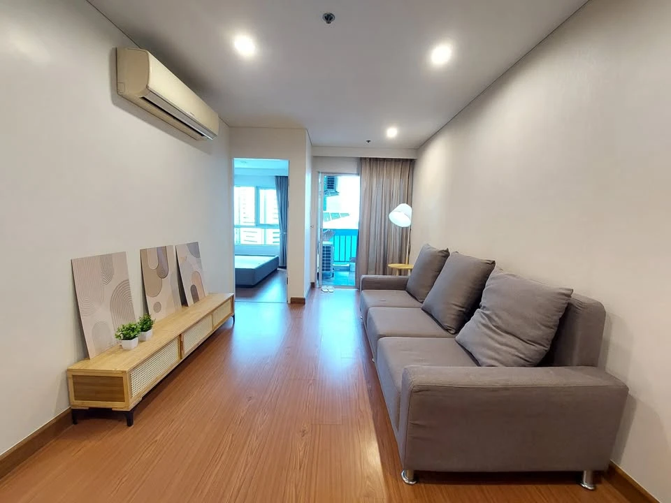For rent: Belle Grand Rama 9, 1 bedroom, spacious living area, fully furnished, unblocked city view. Book now!
