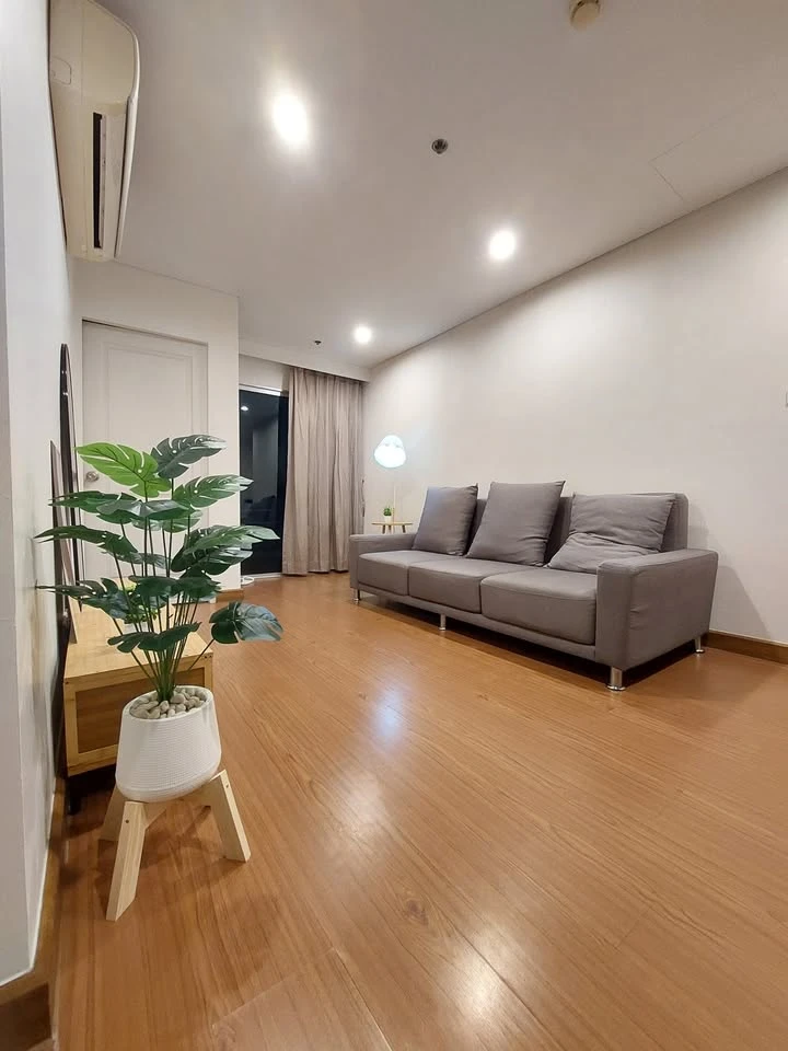 For rent: Belle Grand Rama 9, 1 bedroom, spacious living area, fully furnished, unblocked city view. Book now!