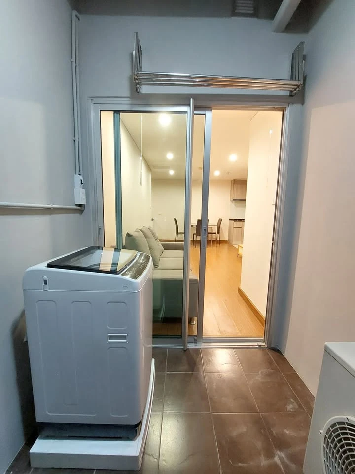 For rent: Belle Grand Rama 9, 1 bedroom, spacious living area, fully furnished, unblocked city view. Book now!