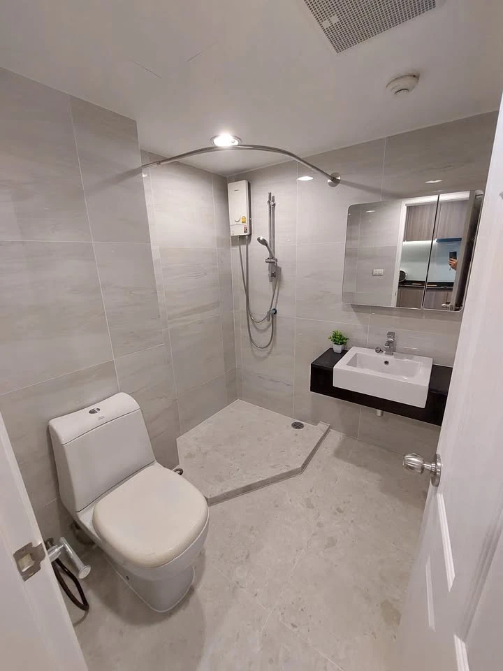 For rent: Belle Grand Rama 9, 1 bedroom, spacious living area, fully furnished, unblocked city view. Book now!