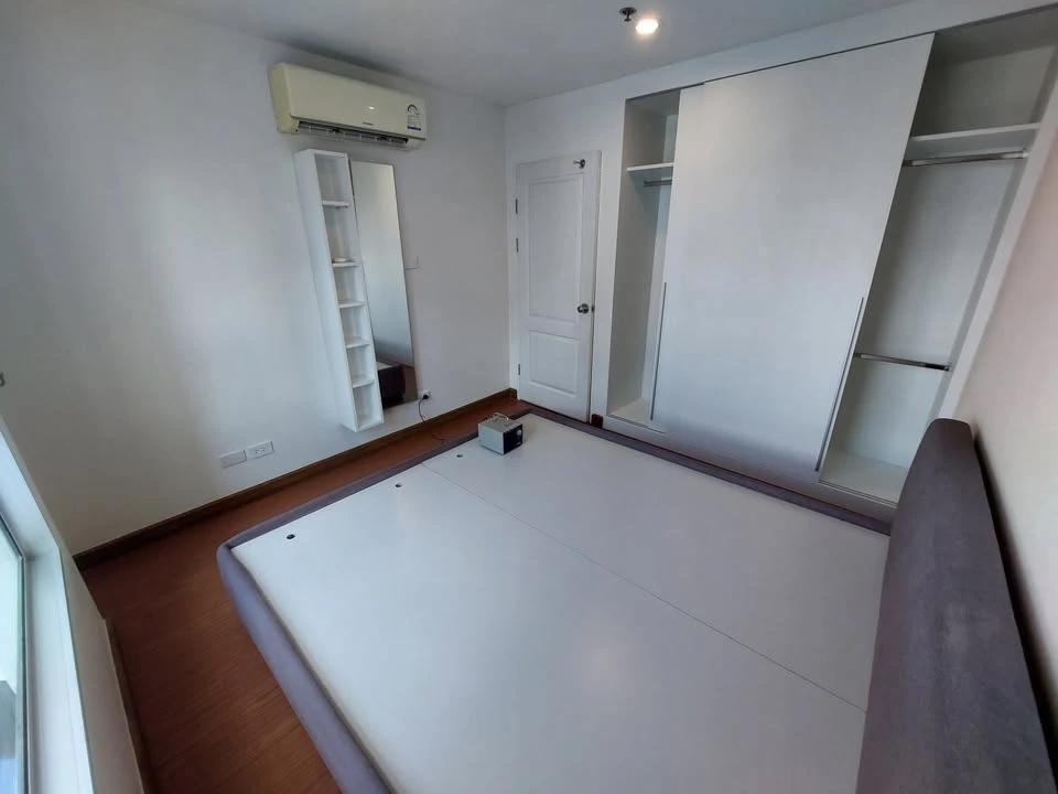 For rent: Belle Grand Rama 9, 1 bedroom, spacious living area, fully furnished, unblocked city view. Book now!