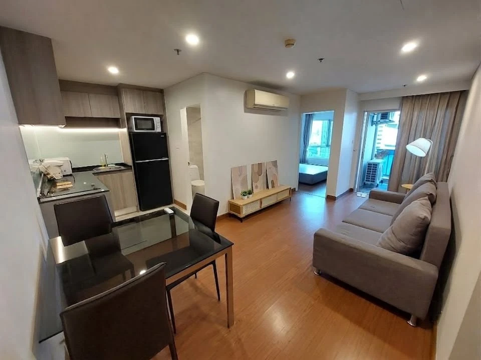 For rent: Belle Grand Rama 9, 1 bedroom, spacious living area, fully furnished, unblocked city view. Book now!
