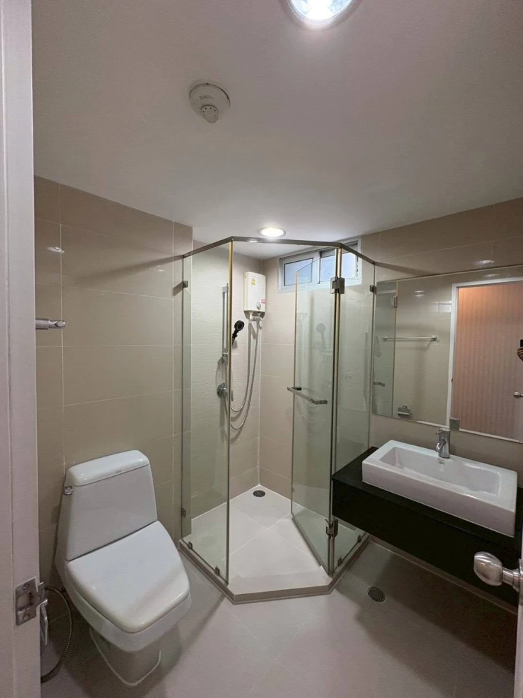 For rent: Belle Grand Rama 9, 2 bedrooms, spacious living area, great location, convenient transportation. Don't miss out!