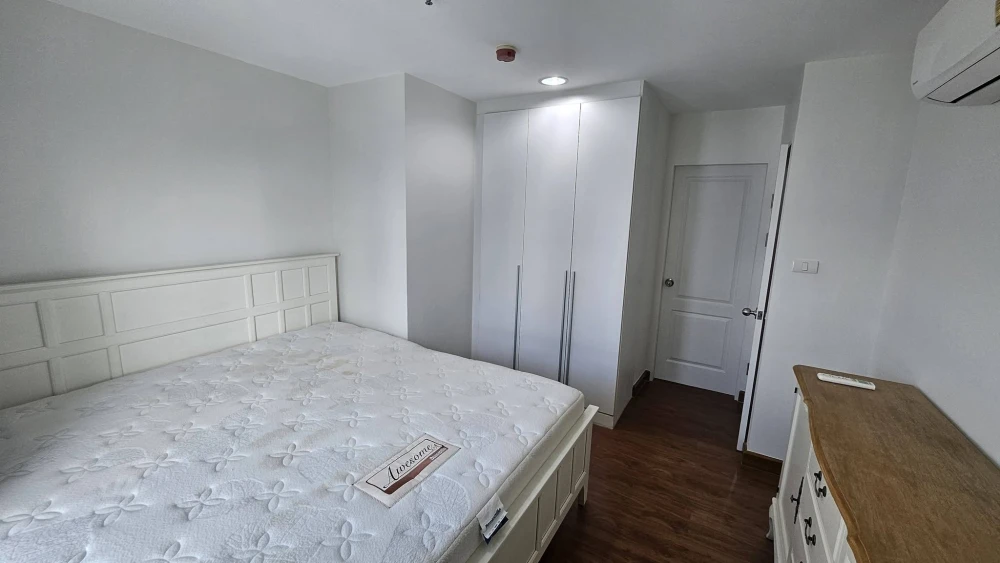 For rent: Belle Grand Rama 9, 2 bedrooms, spacious living area, fully furnished with complete amenities. Book now!