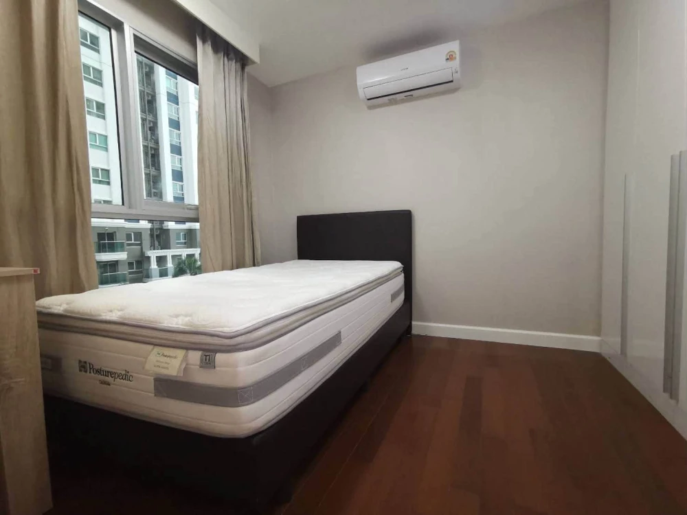 For rent: Belle Grand Rama 9, 3 bedrooms, 2 bathrooms, garden view, spacious living area, home-like atmosphere. Book now!
