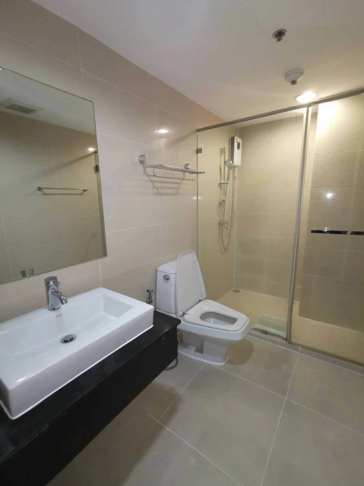 For rent: Belle Grand Rama 9, 3 bedrooms, 2 bathrooms, garden view, spacious living area, home-like atmosphere. Book now!