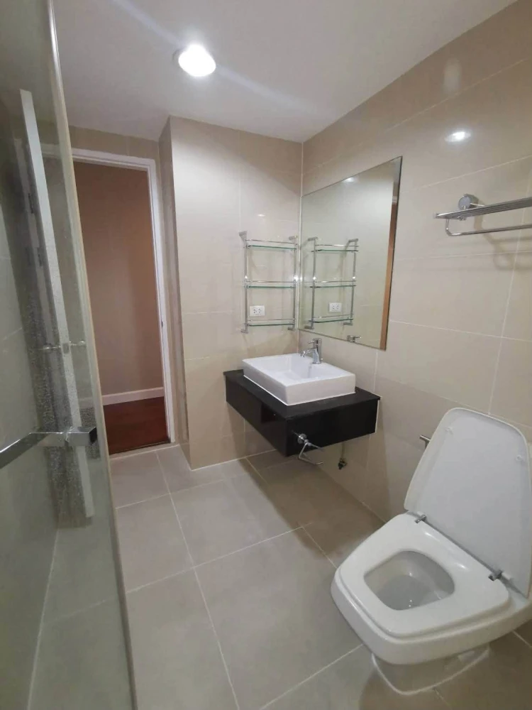 For rent: Belle Grand Rama 9, 3 bedrooms, 2 bathrooms, garden view, spacious living area, home-like atmosphere. Book now!