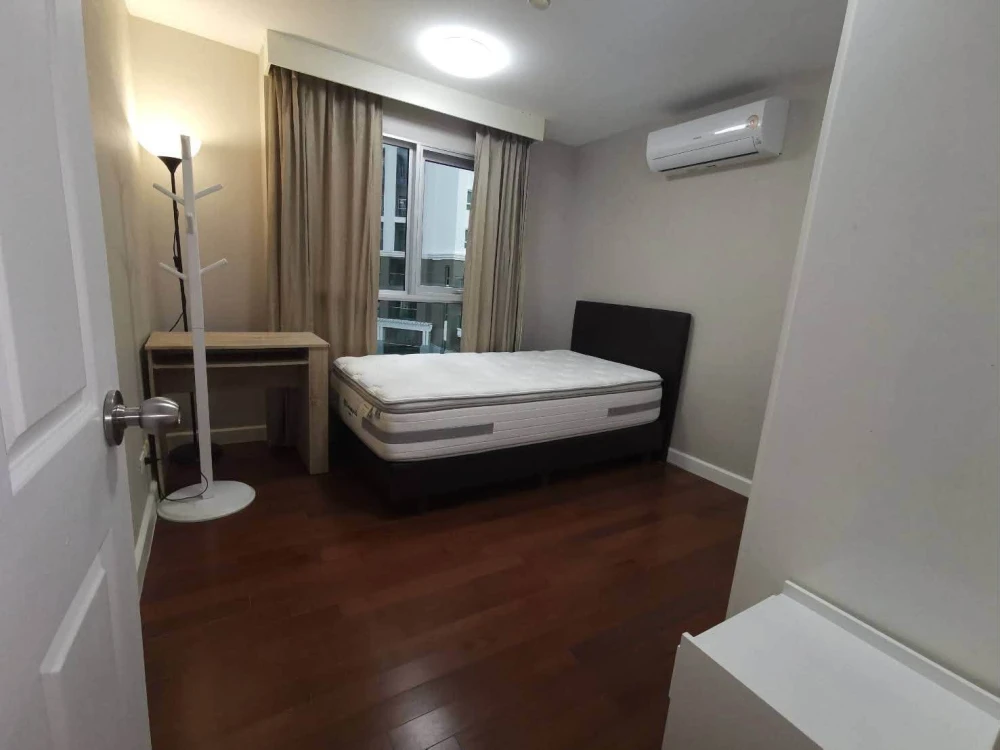 For rent: Belle Grand Rama 9, 3 bedrooms, 2 bathrooms, garden view, spacious living area, home-like atmosphere. Book now!