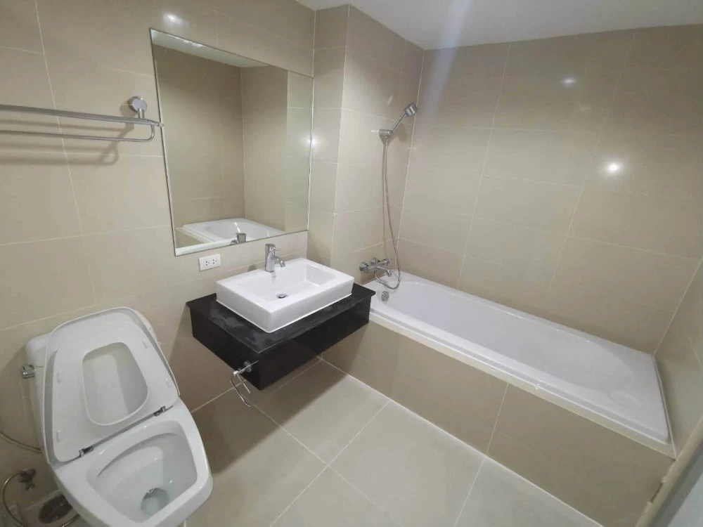 For rent: Belle Grand Rama 9, 3 bedrooms, 2 bathrooms, garden view, spacious living area, home-like atmosphere. Book now!