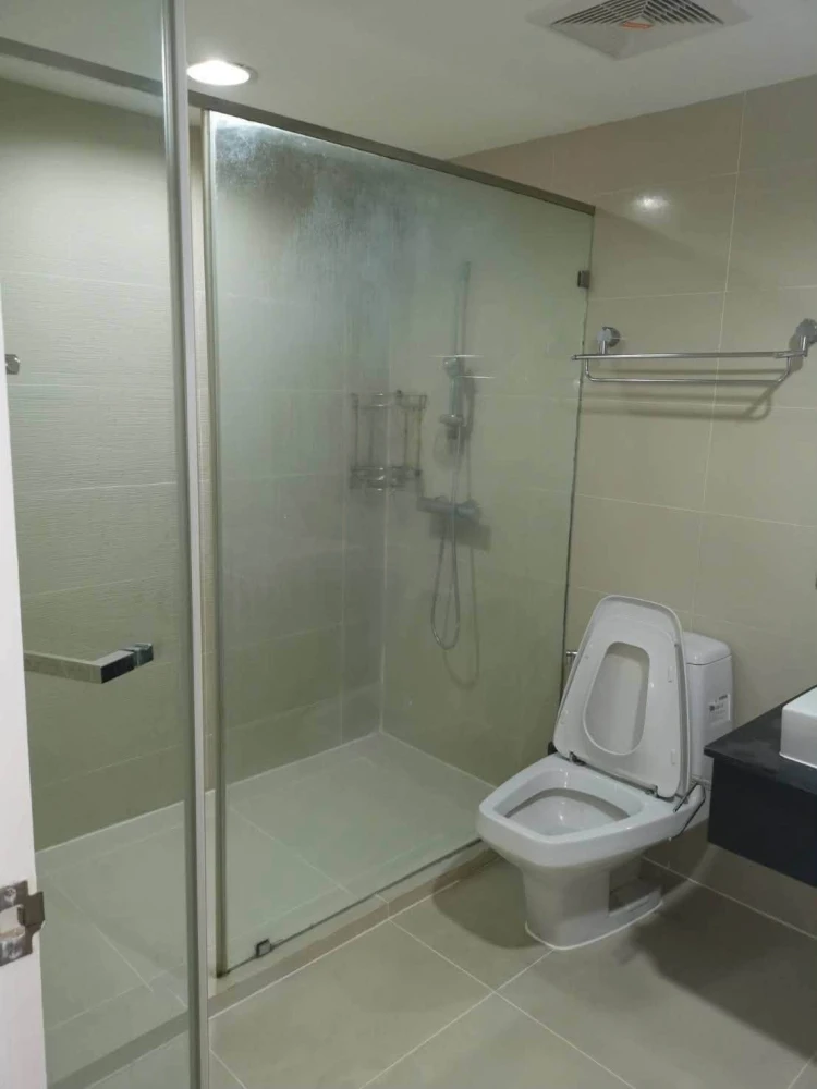 For rent: Belle Grand Rama 9, 3 bedrooms, 2 bathrooms, garden view, spacious living area, home-like atmosphere. Book now!