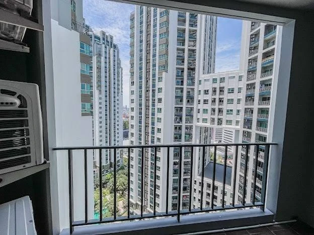 For rent: Belle Grand Rama 9. Spacious room with ample living space and complete amenities. Book now, don't miss out!