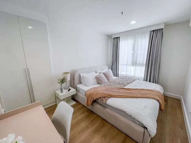 For rent: Belle Grand Rama 9. Spacious room with ample living space and complete amenities. Book now, don't miss out!