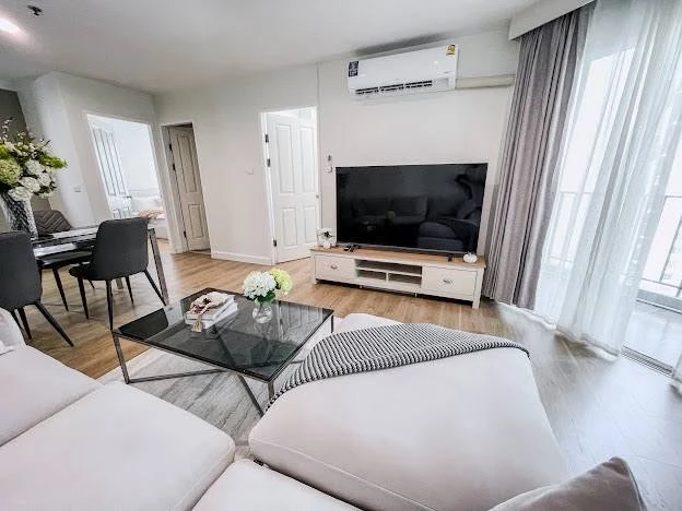 For rent: Belle Grand Rama 9. Spacious room with ample living space and complete amenities. Book now, don't miss out!