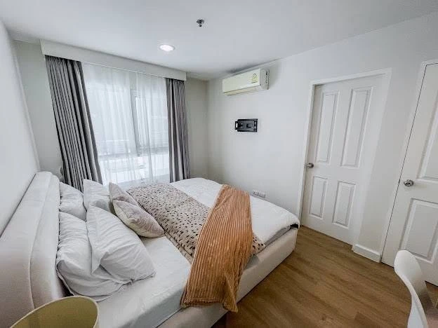 For rent: Belle Grand Rama 9. Spacious room with ample living space and complete amenities. Book now, don't miss out!