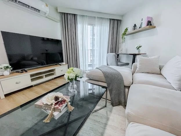 For rent: Belle Grand Rama 9. Spacious room with ample living space and complete amenities. Book now, don't miss out!