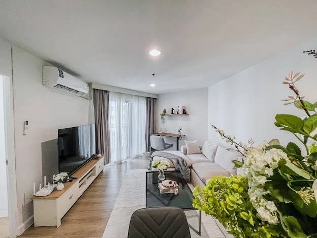 For rent: Belle Grand Rama 9. Spacious room with ample living space and complete amenities. Book now, don't miss out!