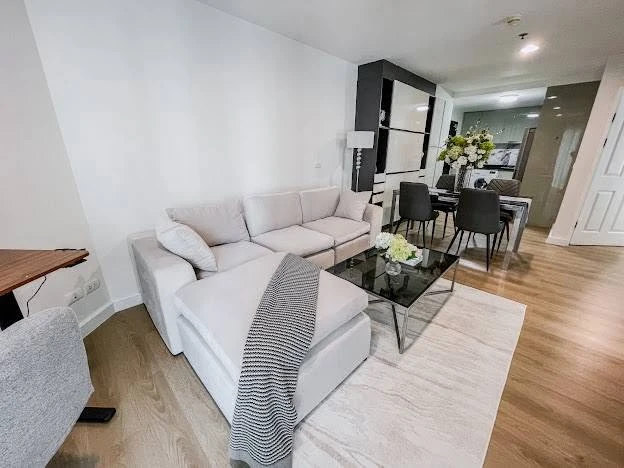 For rent: Belle Grand Rama 9. Spacious room with ample living space and complete amenities. Book now, don't miss out!
