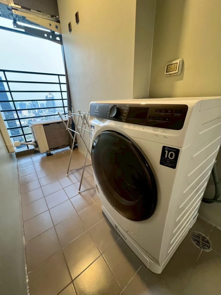 For rent: Belle Grand Rama 9, beautiful unit, ready to move in, city view, high floor, fully furnished with appliances.