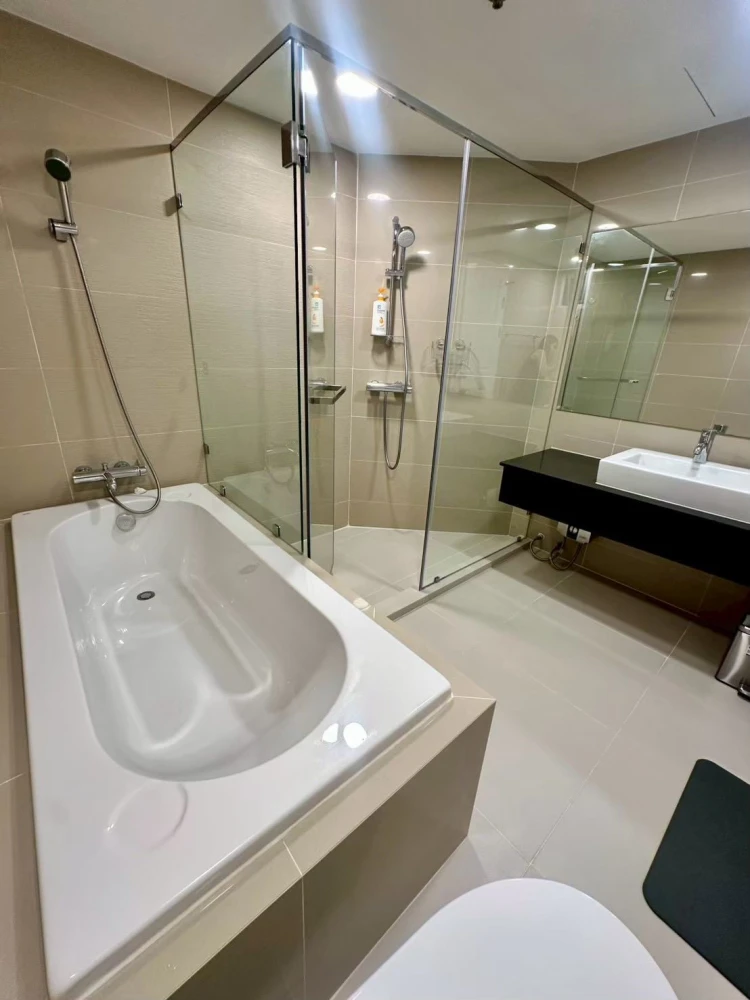 For rent: Belle Grand Rama 9, beautiful unit, ready to move in, city view, high floor, fully furnished with appliances.