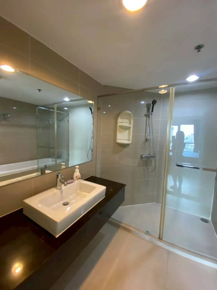 Belle Grand Rama 9 for rent. Very high floor (25th floor), largest unit available. Book now, don't hesitate!