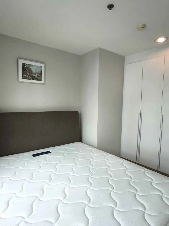 For rent: Belle Grand Rama 9, very high floor unit with view of Government Savings Bank, 2 bedrooms. Don't miss out!