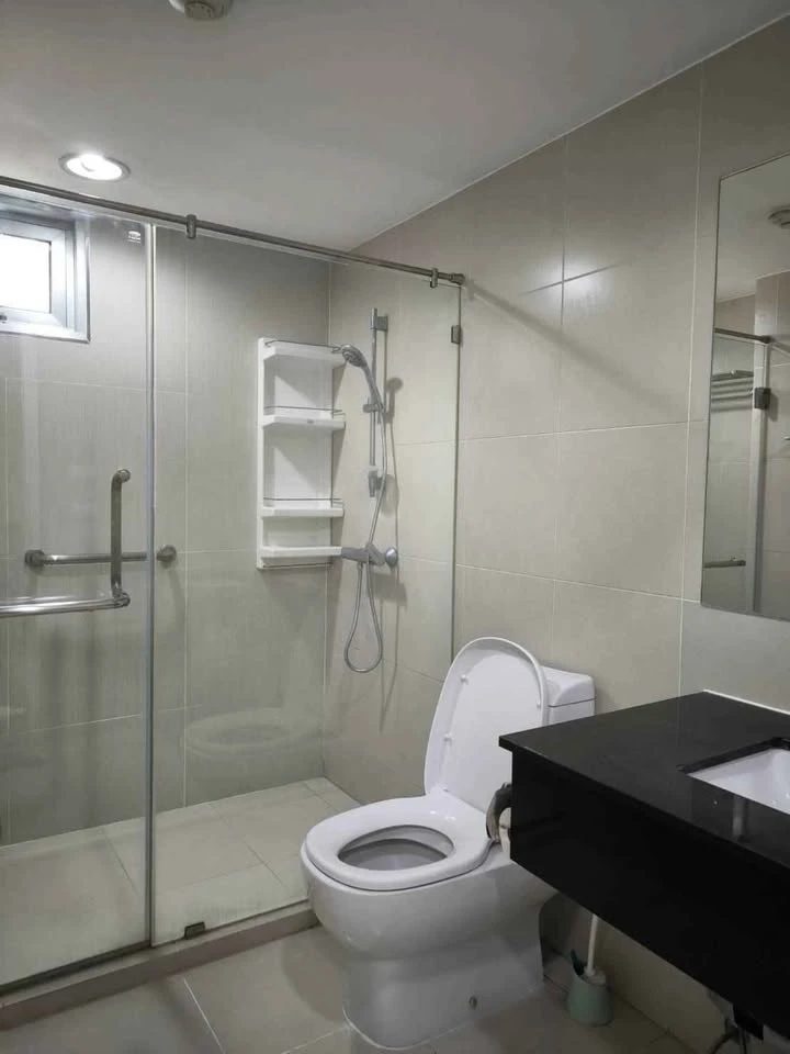 For rent: Belle Grand Rama 9, very high floor unit with view of Government Savings Bank, 2 bedrooms. Don't miss out!