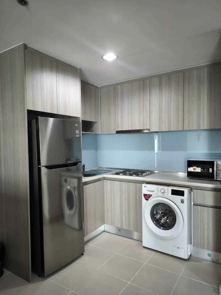 For rent: Belle Grand Rama 9, very high floor unit with view of Government Savings Bank, 2 bedrooms. Don't miss out!