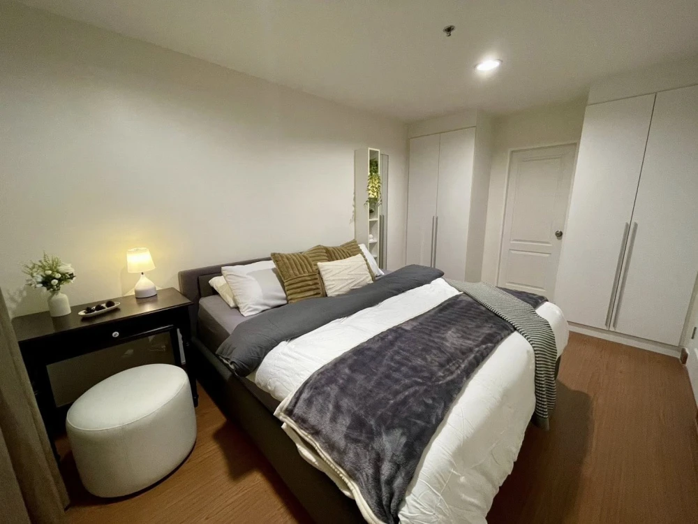 For rent: Belle Grand Rama 9, 2 bedrooms, 2 bathrooms, spacious living area, fully furnished. Book now!