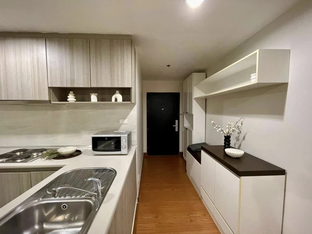 For rent: Belle Grand Rama 9, 2 bedrooms, 2 bathrooms, spacious living area, fully furnished. Book now!