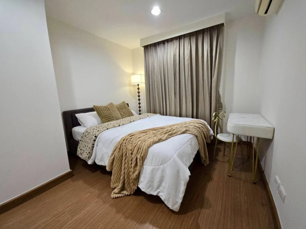 For rent: Belle Grand Rama 9, 2 bedrooms, 2 bathrooms, spacious living area, fully furnished. Book now!