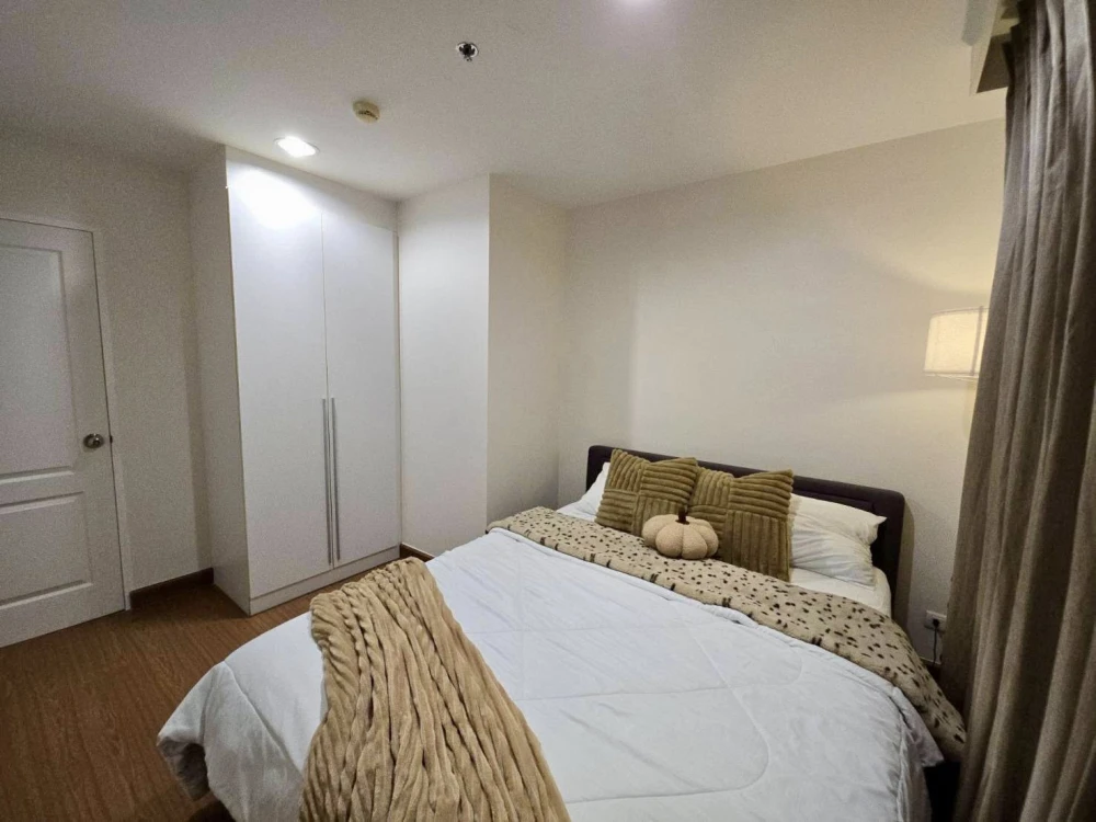 For rent: Belle Grand Rama 9, 2 bedrooms, 2 bathrooms, spacious living area, fully furnished. Book now!