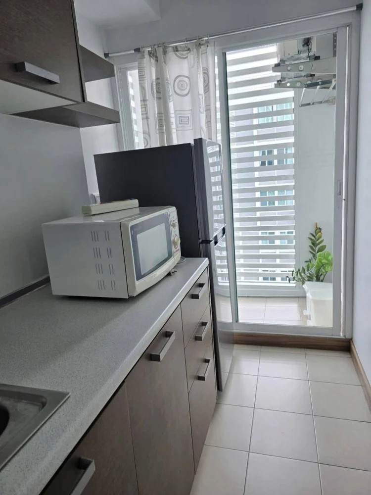 ให้เช่า Bliz Condominium Rama 9 - Hua Mak ห้องสว่าง มองแล้วสบายตาอยู่แล้วสบายใจ เฟอร์นิเจอร์ครบ พร้อมเข้าอยู่