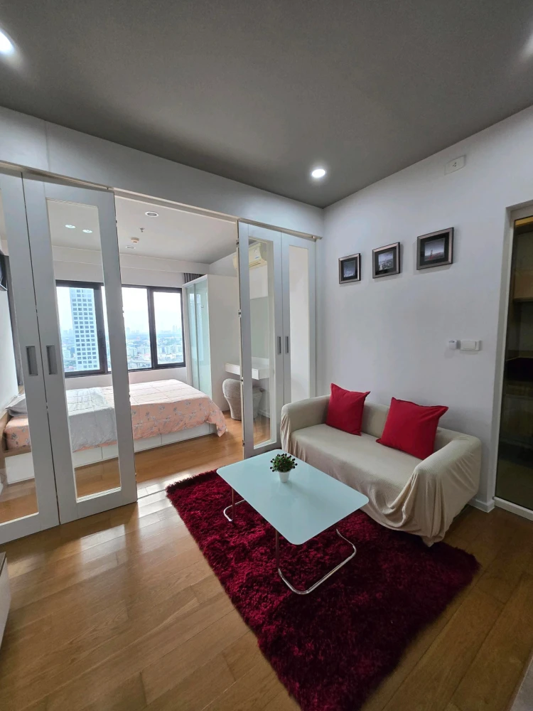 7 comfortable rooms for rent at Blocs, fully furnished with appliances. Book now!