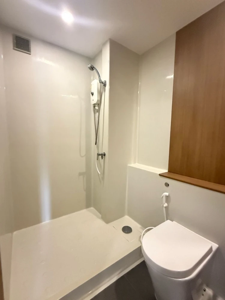 Blossom Condo @ Sathorn-Charoenrat for rent, 5th floor, pool view, fully furnished. Book now!