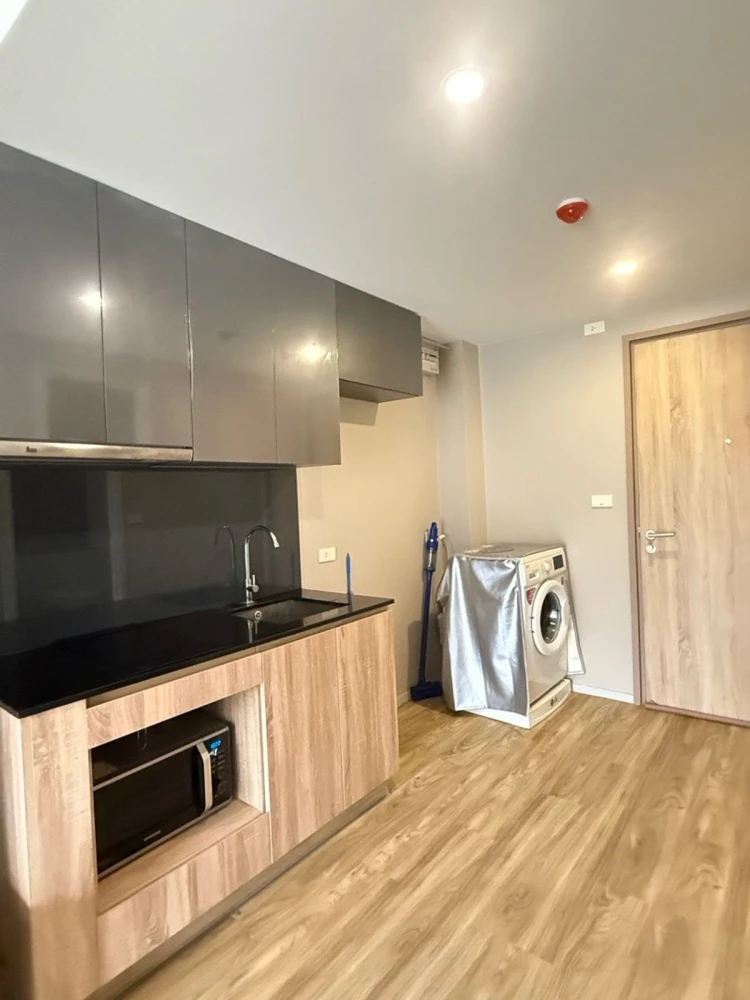 Blossom Condo @ Sathorn-Charoenrat for rent, 5th floor, pool view, fully furnished. Book now!