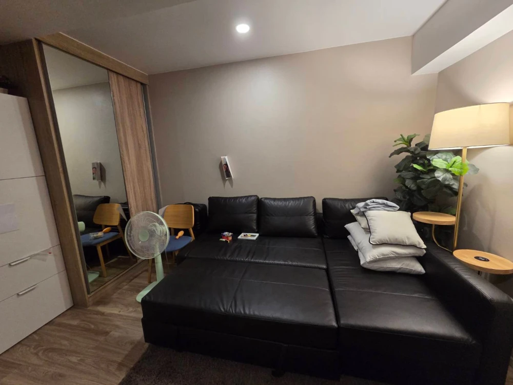 Blossom Condo @ Sathorn-Charoenrat for rent, 7th floor, corner unit, fully furnished. Book now!