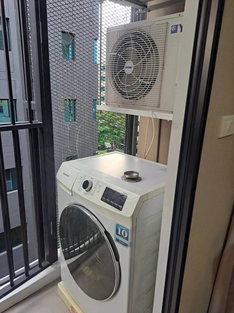 Blossom condo @ Sathorn-Charoenrat for rent. Fully furnished with complete set of appliances. Book now!